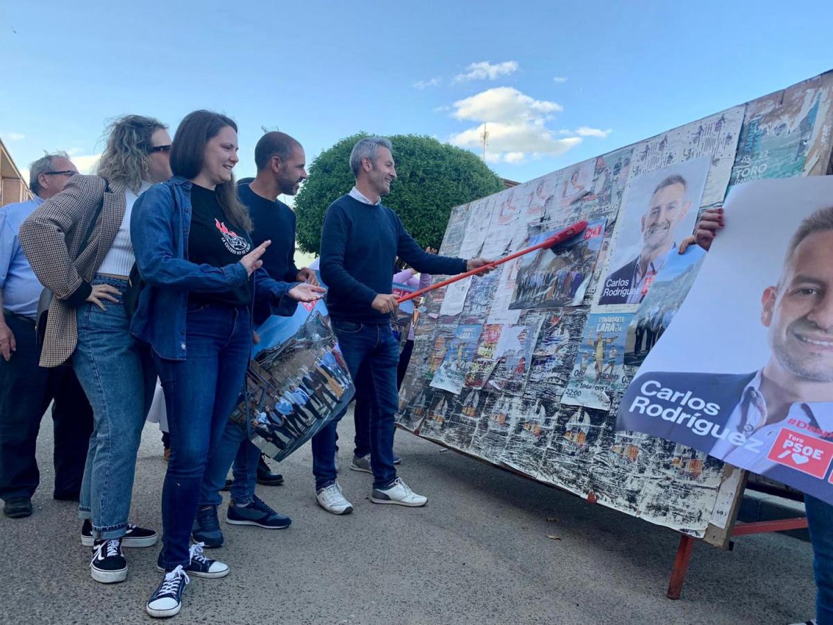 El PSOE abre la campa&ntilde;a con la tradicional pegada de carteles