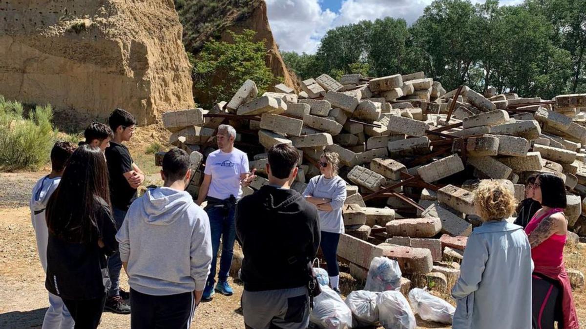 El PSOE limpia Toro junto a los j&oacute;venes